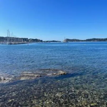 Le Dauphin Rieur , Le Brusc Mer-plage, Appt 6 Pl, Tout A Proximite, Clim *